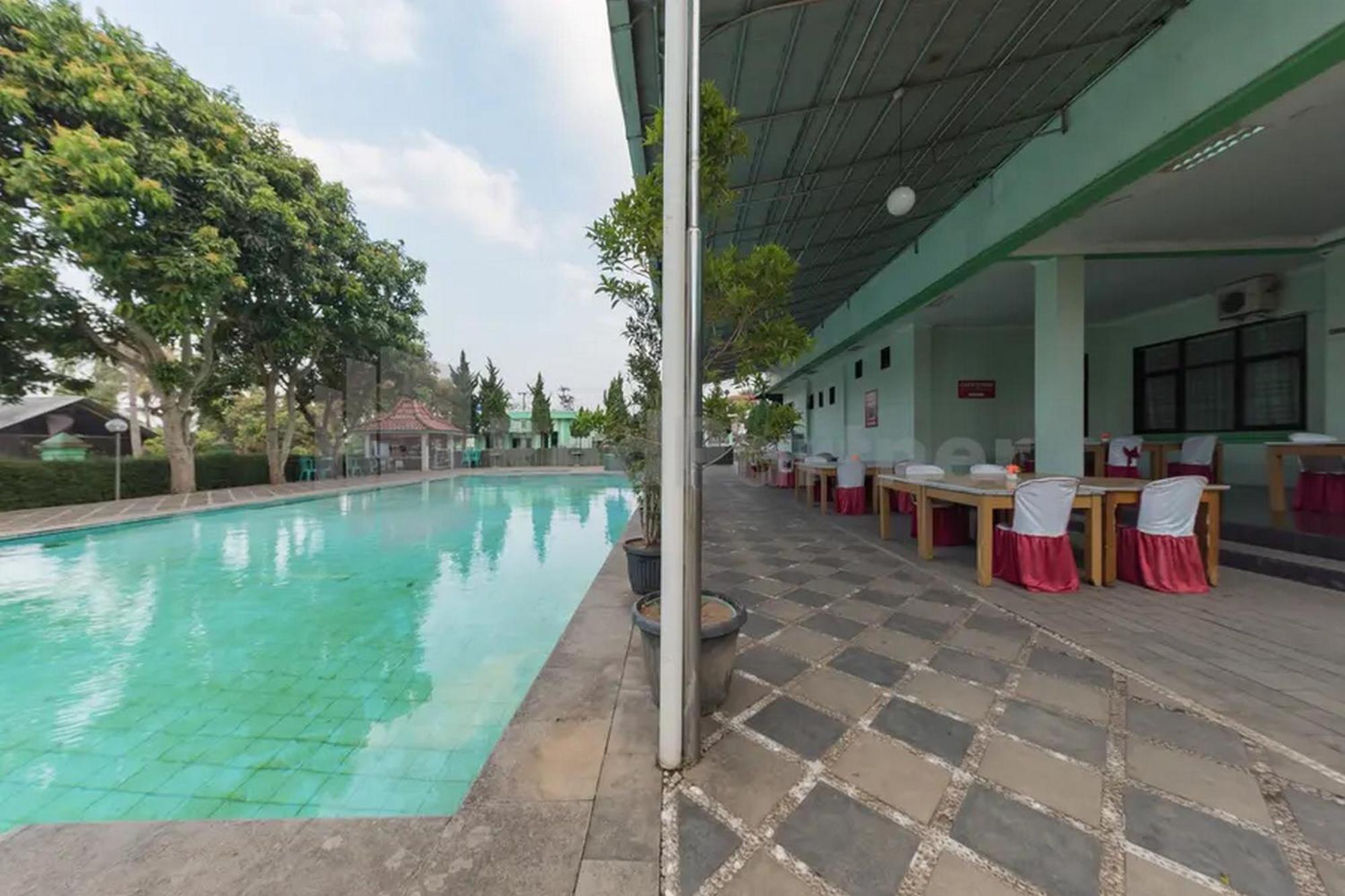 Hotel Ayong Linggarjati Kuningan Mitra Reddoorz المظهر الخارجي الصورة