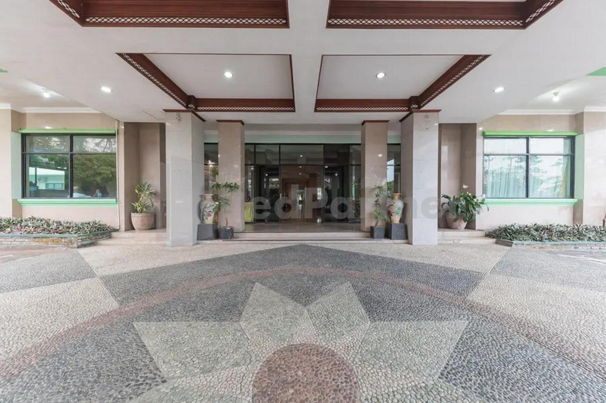 Hotel Ayong Linggarjati Kuningan Mitra Reddoorz المظهر الخارجي الصورة