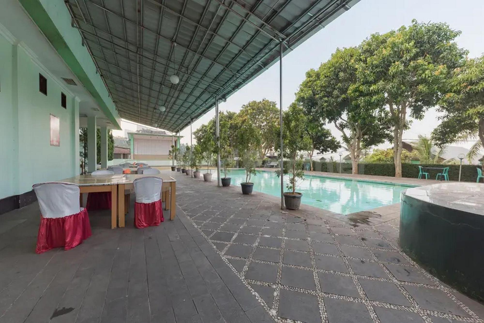 Hotel Ayong Linggarjati Kuningan Mitra Reddoorz المظهر الخارجي الصورة