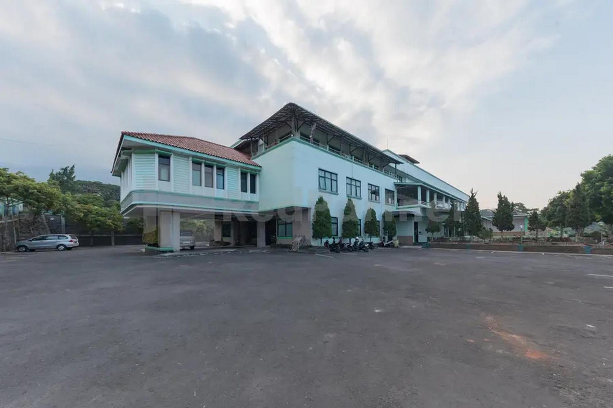 Hotel Ayong Linggarjati Kuningan Mitra Reddoorz المظهر الخارجي الصورة