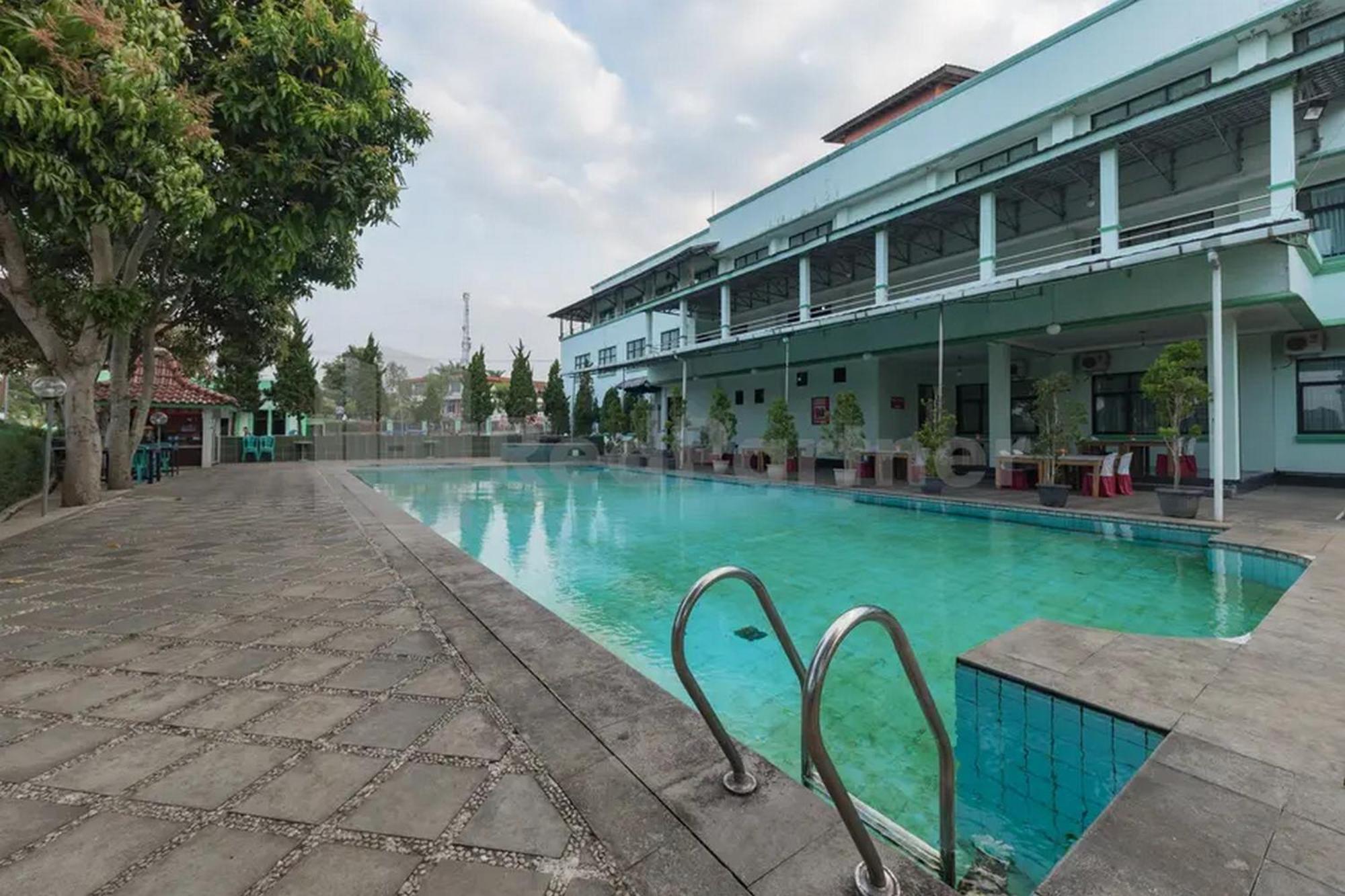 Hotel Ayong Linggarjati Kuningan Mitra Reddoorz المظهر الخارجي الصورة