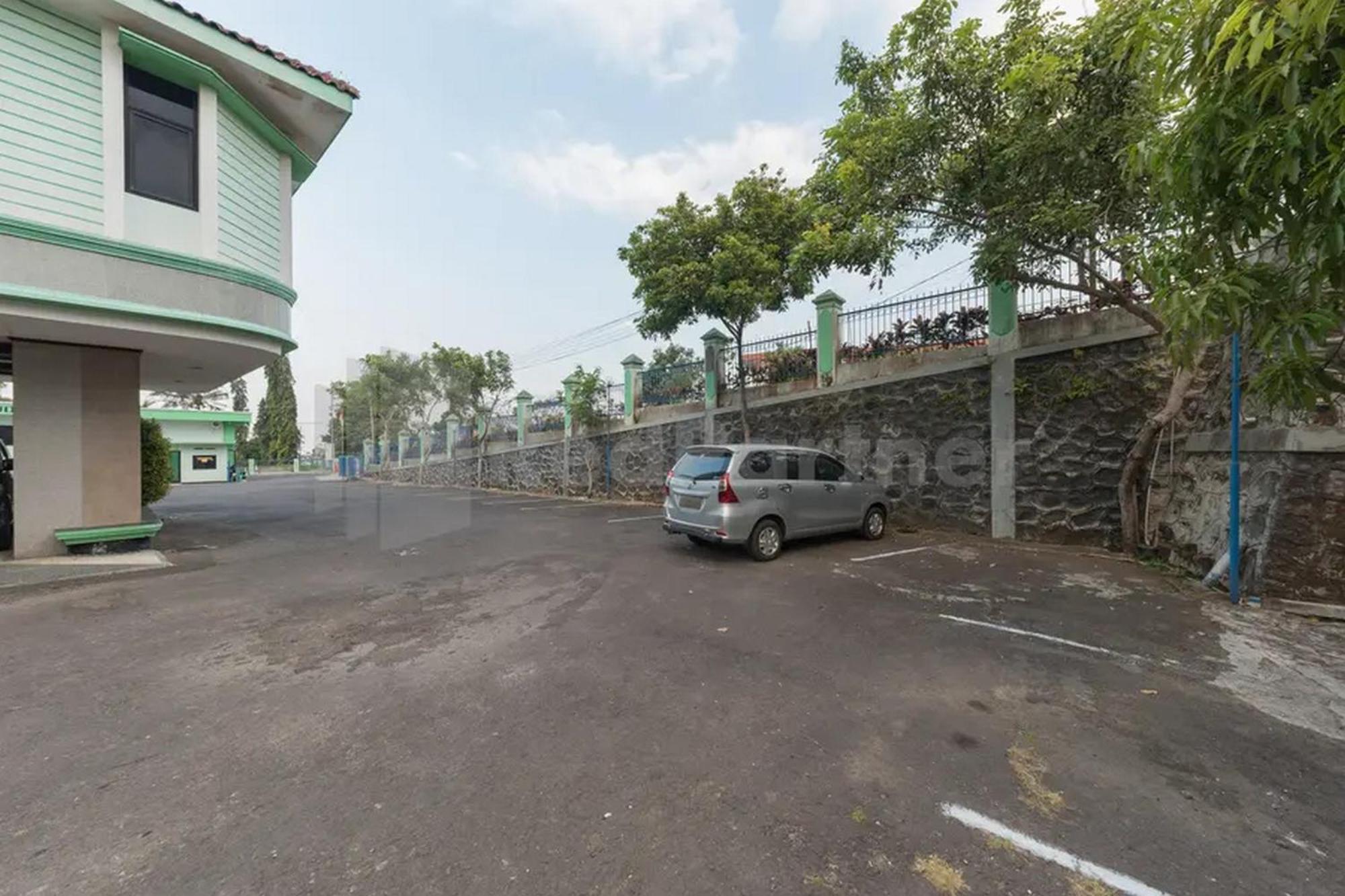 Hotel Ayong Linggarjati Kuningan Mitra Reddoorz المظهر الخارجي الصورة