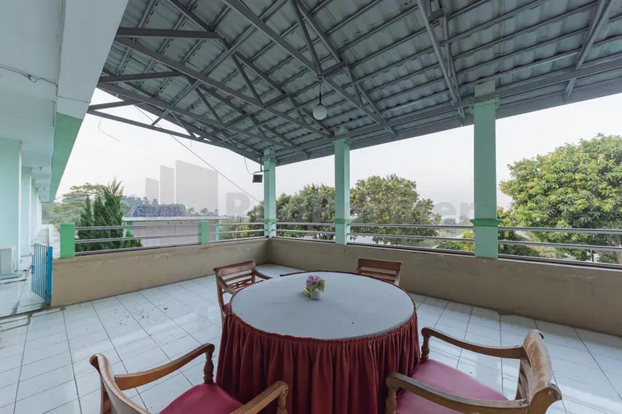 Hotel Ayong Linggarjati Kuningan Mitra Reddoorz المظهر الخارجي الصورة