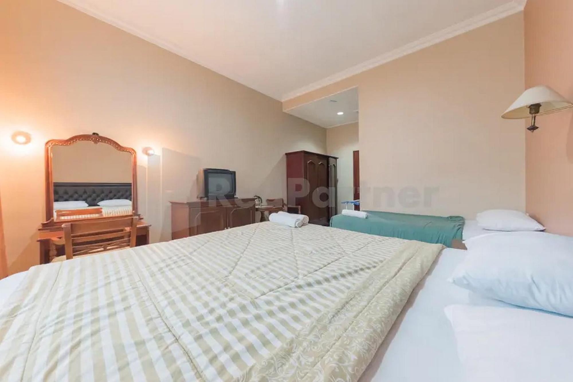 Hotel Ayong Linggarjati Kuningan Mitra Reddoorz المظهر الخارجي الصورة